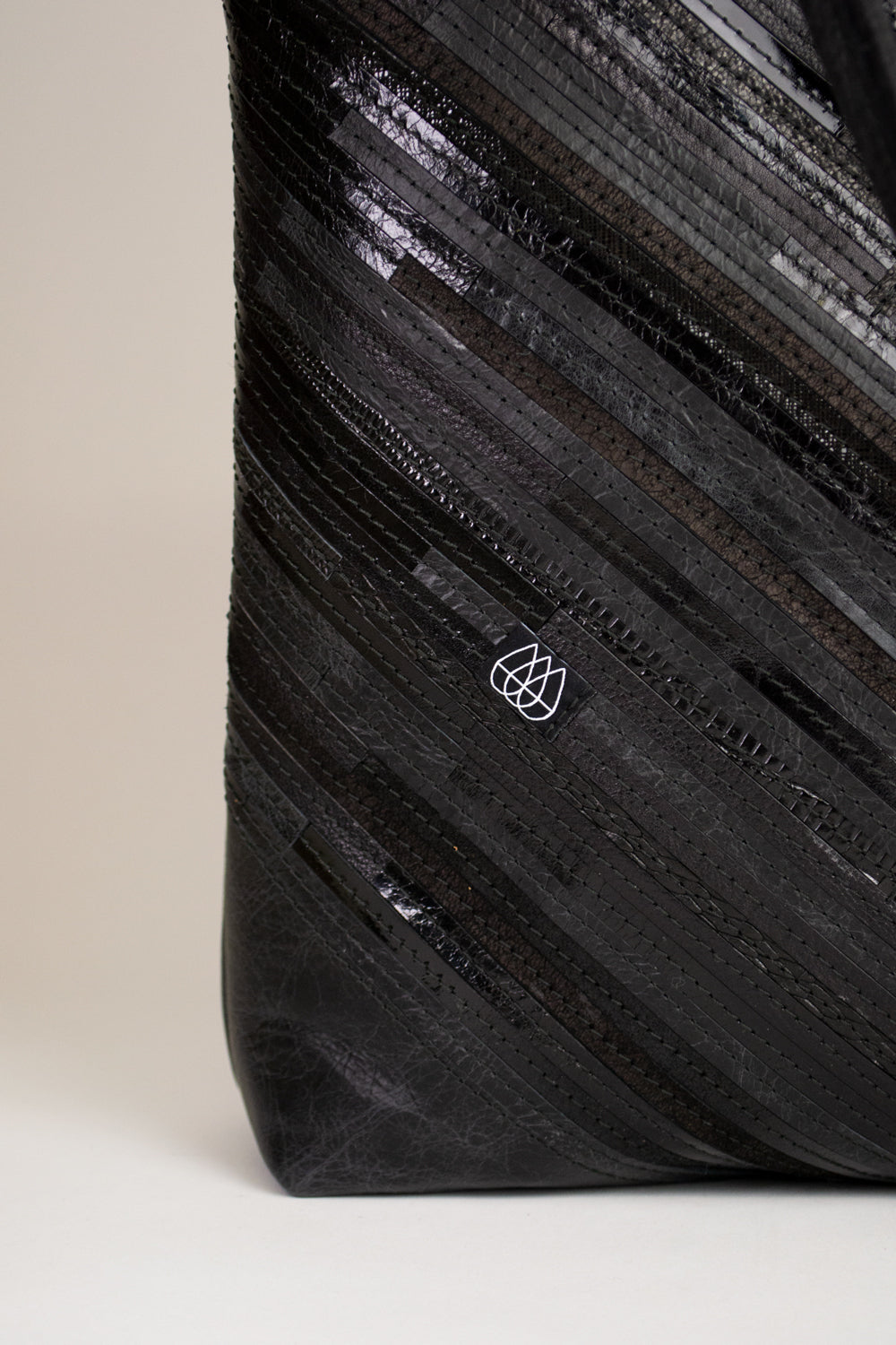 Pineapple Bag Crazy Stripes Black