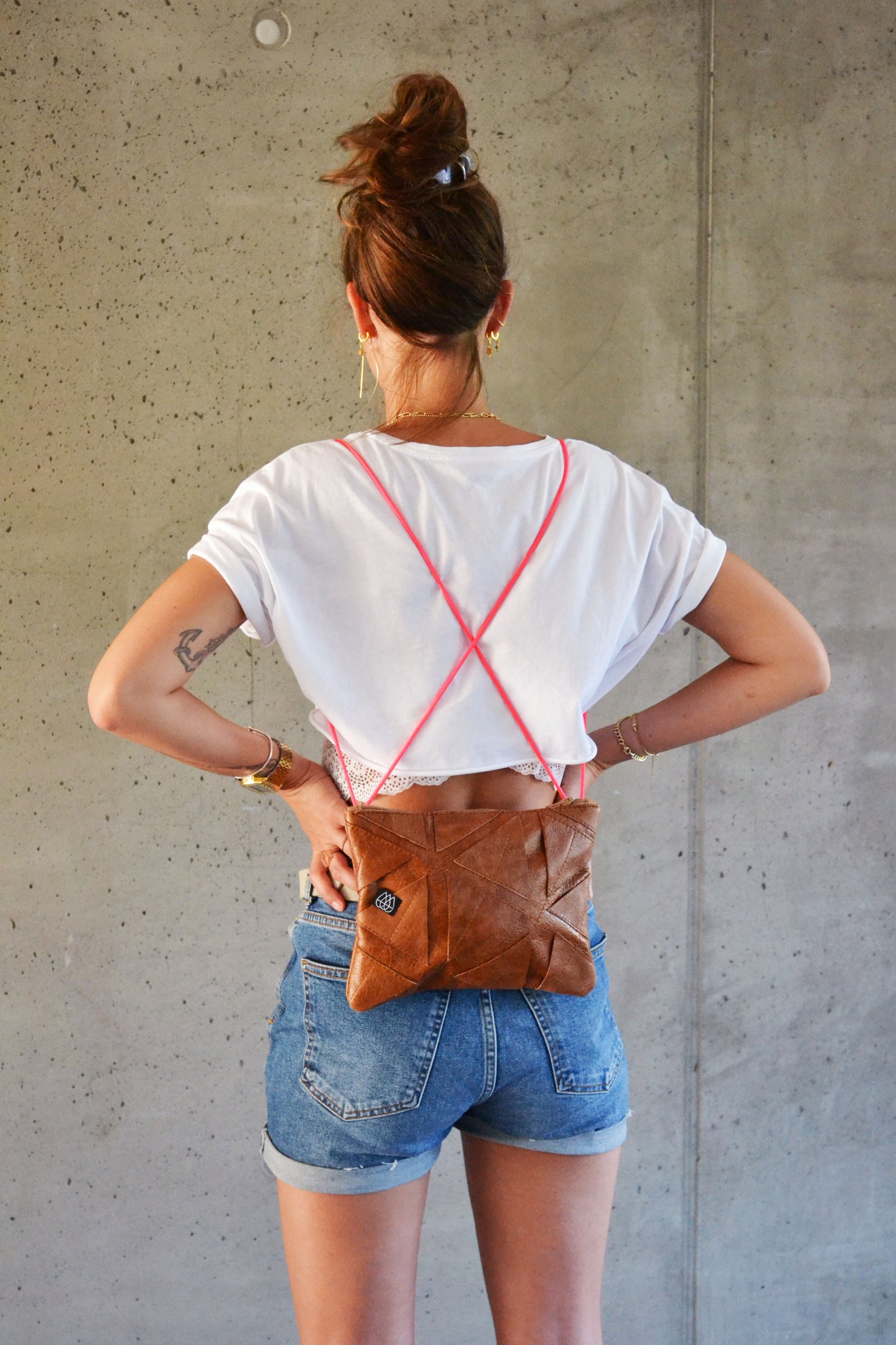 Festivaltasche Hazelnut Leder als Rucksack mit Bändern in Neon Farbe